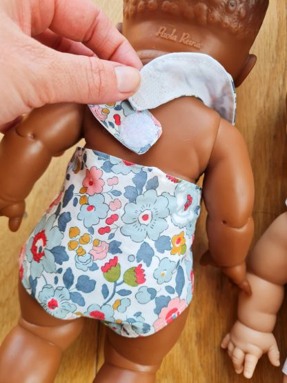 Bavoir et couche pour poupée 34cm Minikane – Image 3