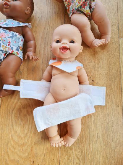 Bavoir et couche pour poupée 34cm Minikane – Image 4