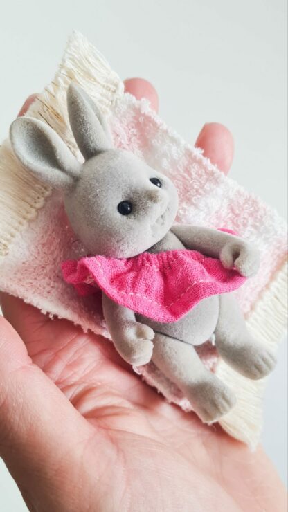 Petit malin à la plage - LAPIN double gaze rose – Image 2