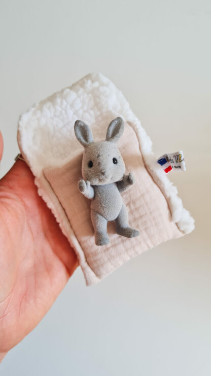 Mini Lit + sylvanian vintage chiné lapin gris – Image 2