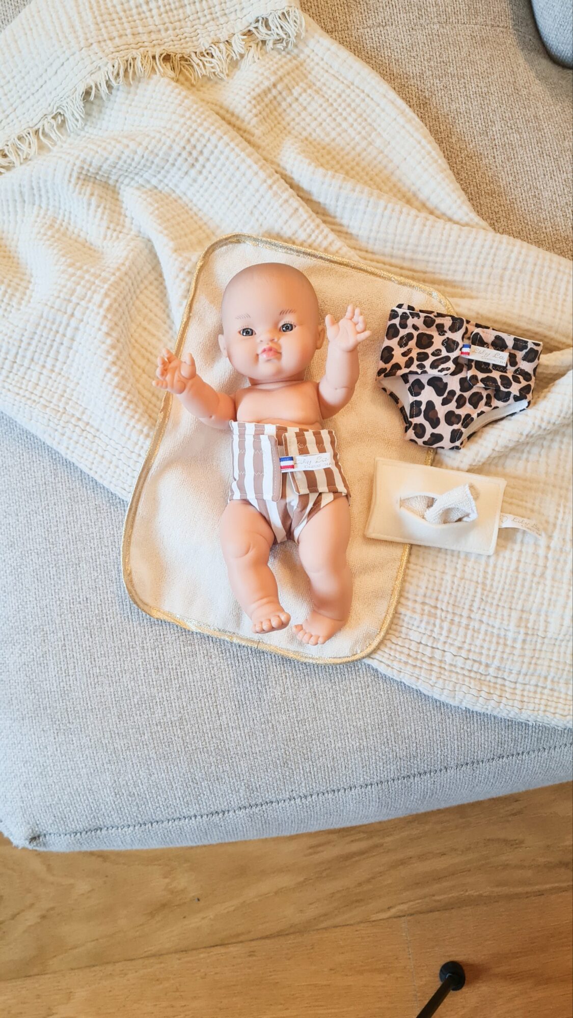Coffret change poupée 34cm léopard – Image 6