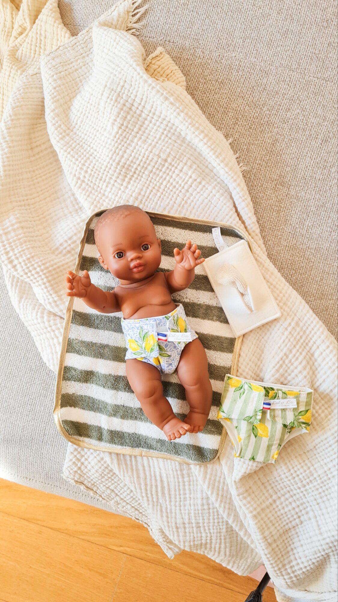 Serviette pour changer sa poupée seule – Image 4